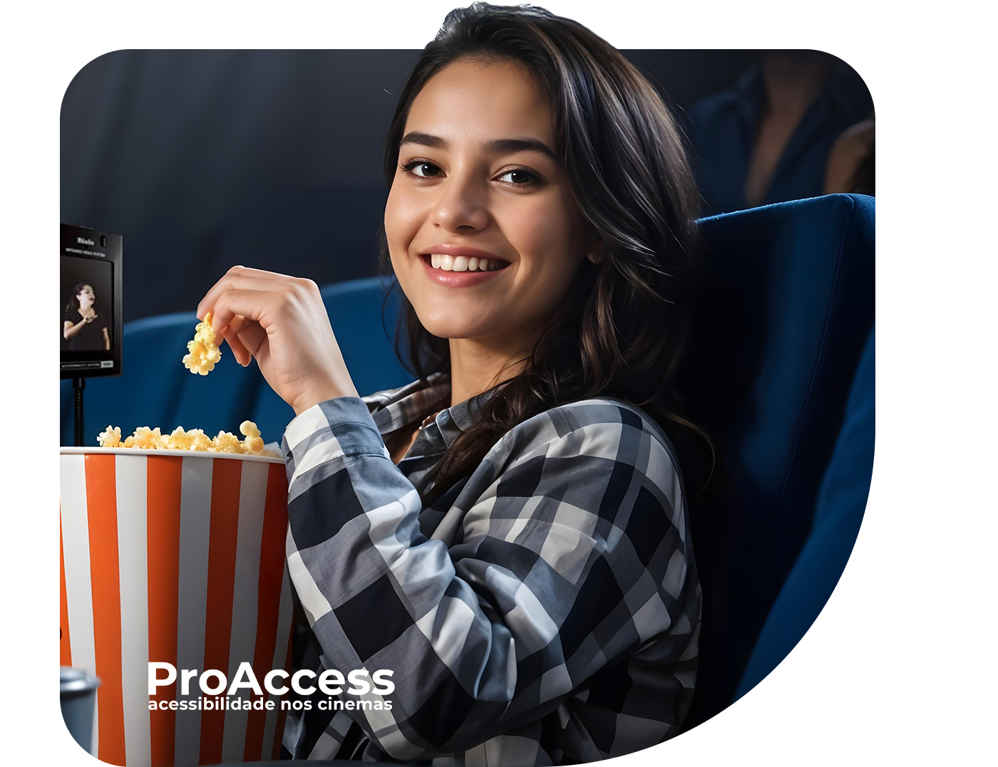 Mulher surda sorri no cinema. Display à sua frente exibe legenda descritiva e Libras. Logo ProAccess no canto esquerdo.