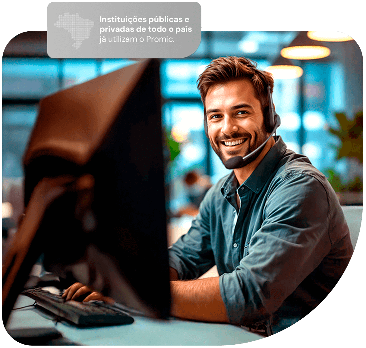 Homem sorridente usando headset Riole sentado em frente a um computador, em um ambiente de escritório moderno. No canto superior esquerdo, aparece a mensagem: 'Instituições públicas e privadas de todo o país já utilizam o Promic.